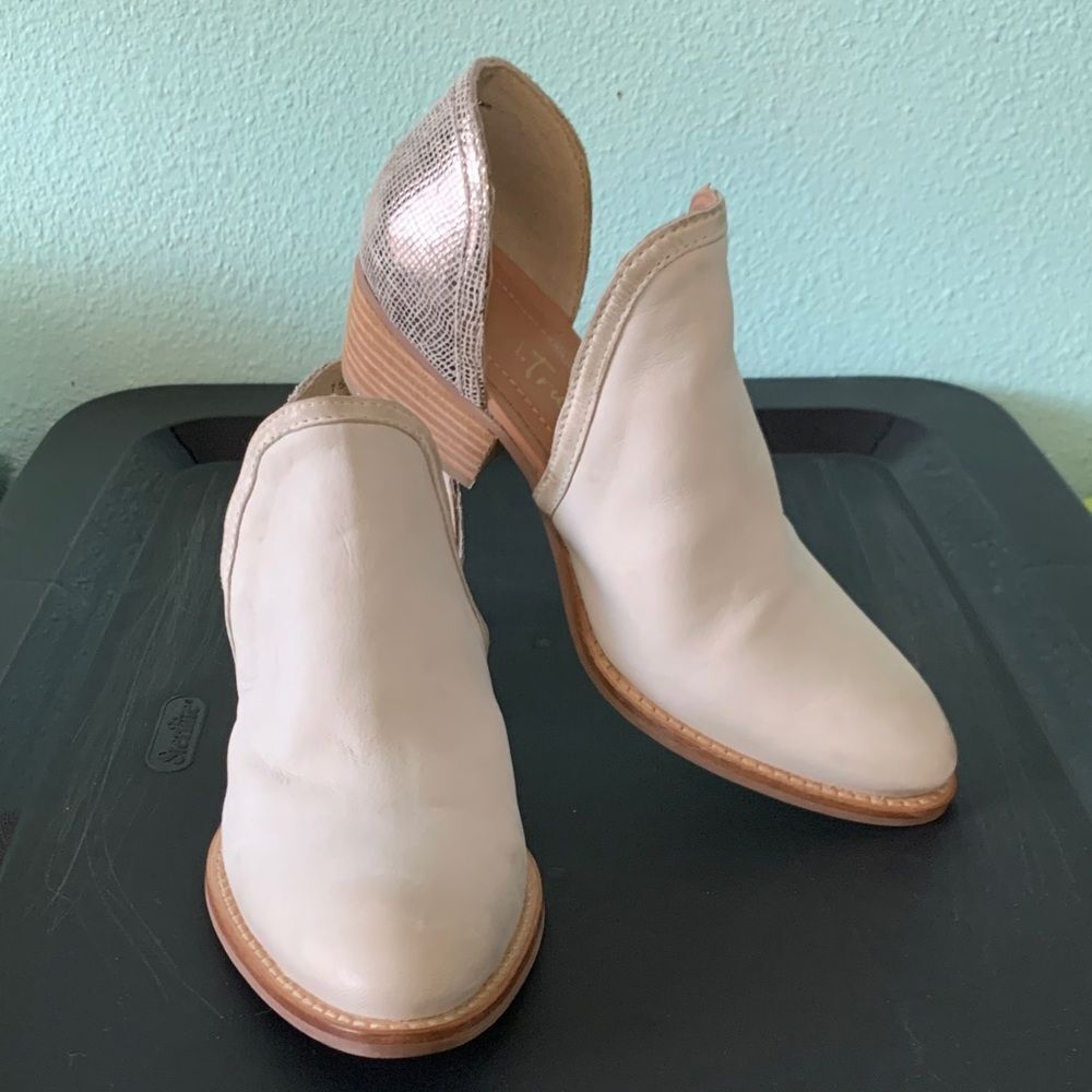 Diba True Shy Town Leather Ankle Bootie White and Silver Size 7.5